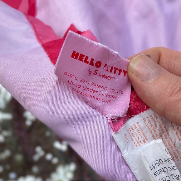 2011 vintage Sanrio hello kitty flat sheet - Picture 3 of 9